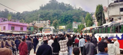  क्षतिपूर्तिको माग गर्दै के आई सिंह राजमार्ग अवरुद्ध 